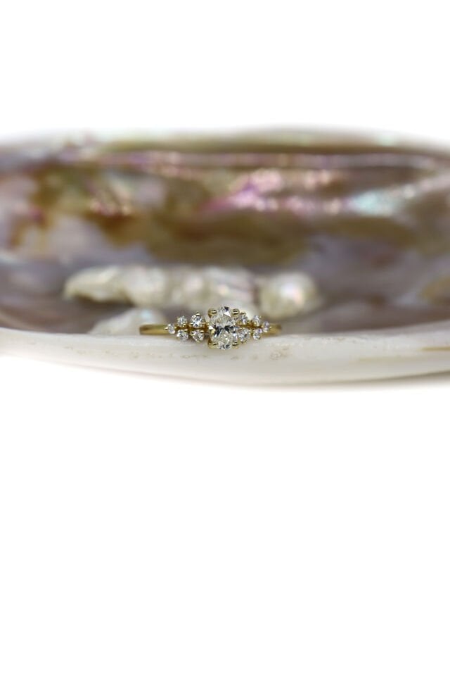 0.60 Ct Asimetri Oval Pırlanta Yüzük