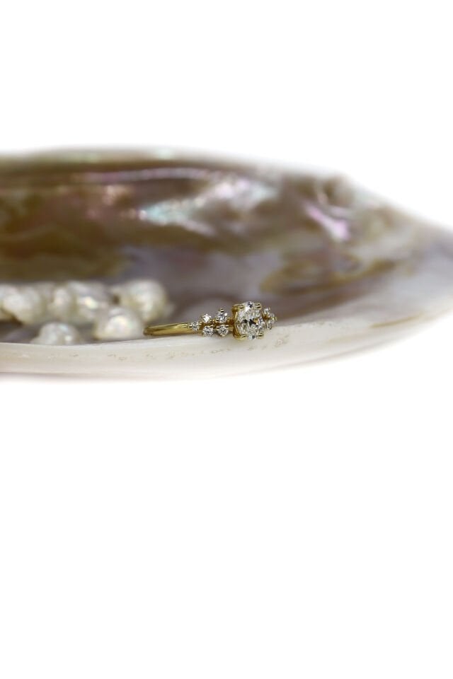 0.60 Ct Asimetri Oval Pırlanta Yüzük