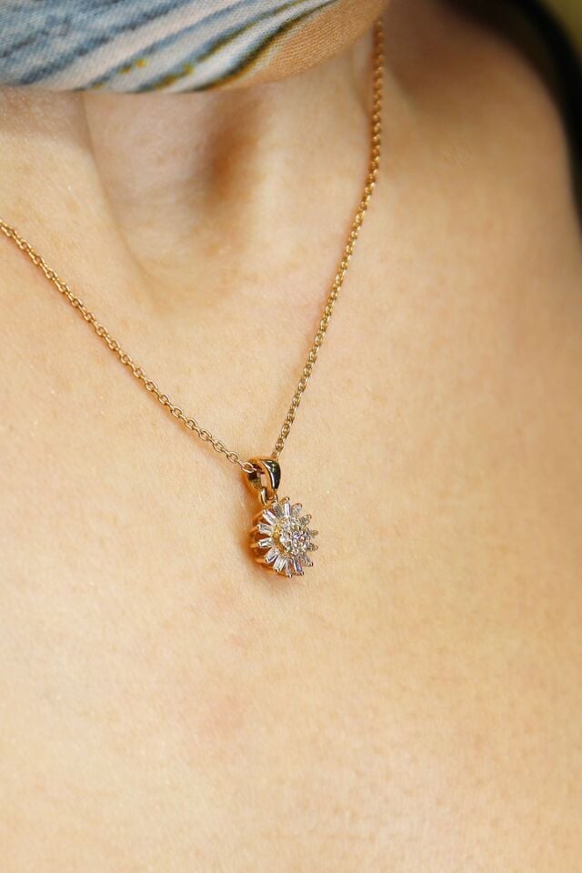 0.15 ct Daisy Pırlanta Baget Kolye