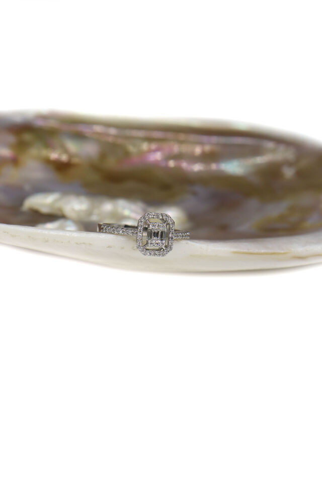 0.30 Ct Baget Pırlanta Yüzük