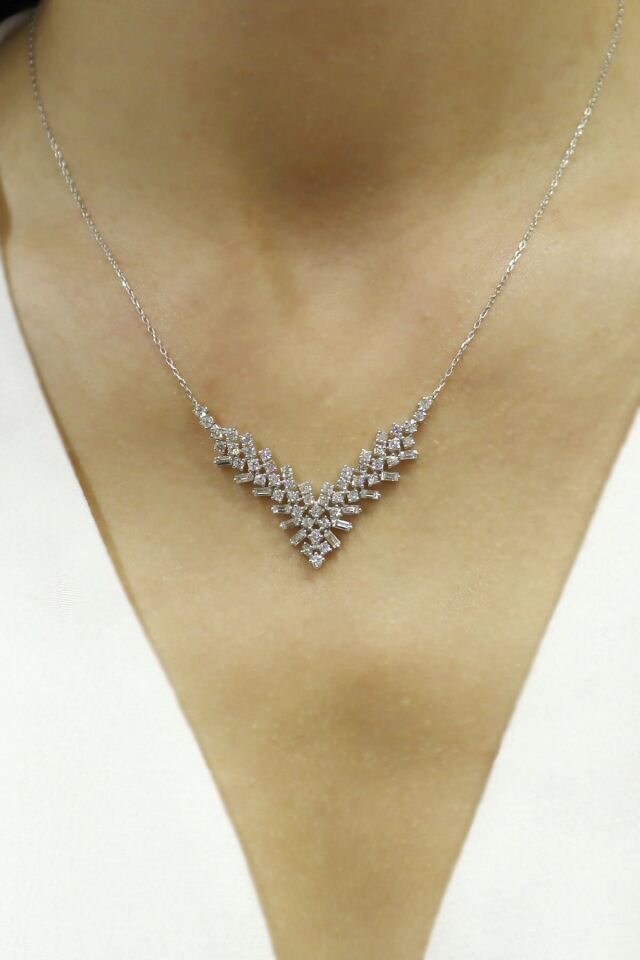 1.90 ct Asimetri Baget Pırlanta Kolye