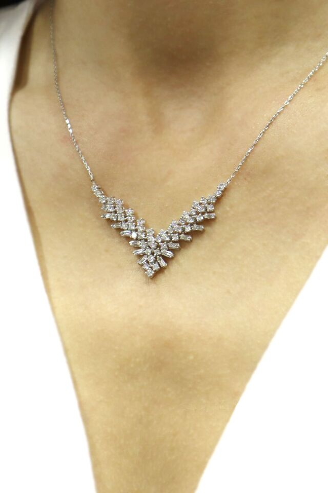 1.90 ct Asimetri Baget Pırlanta Kolye
