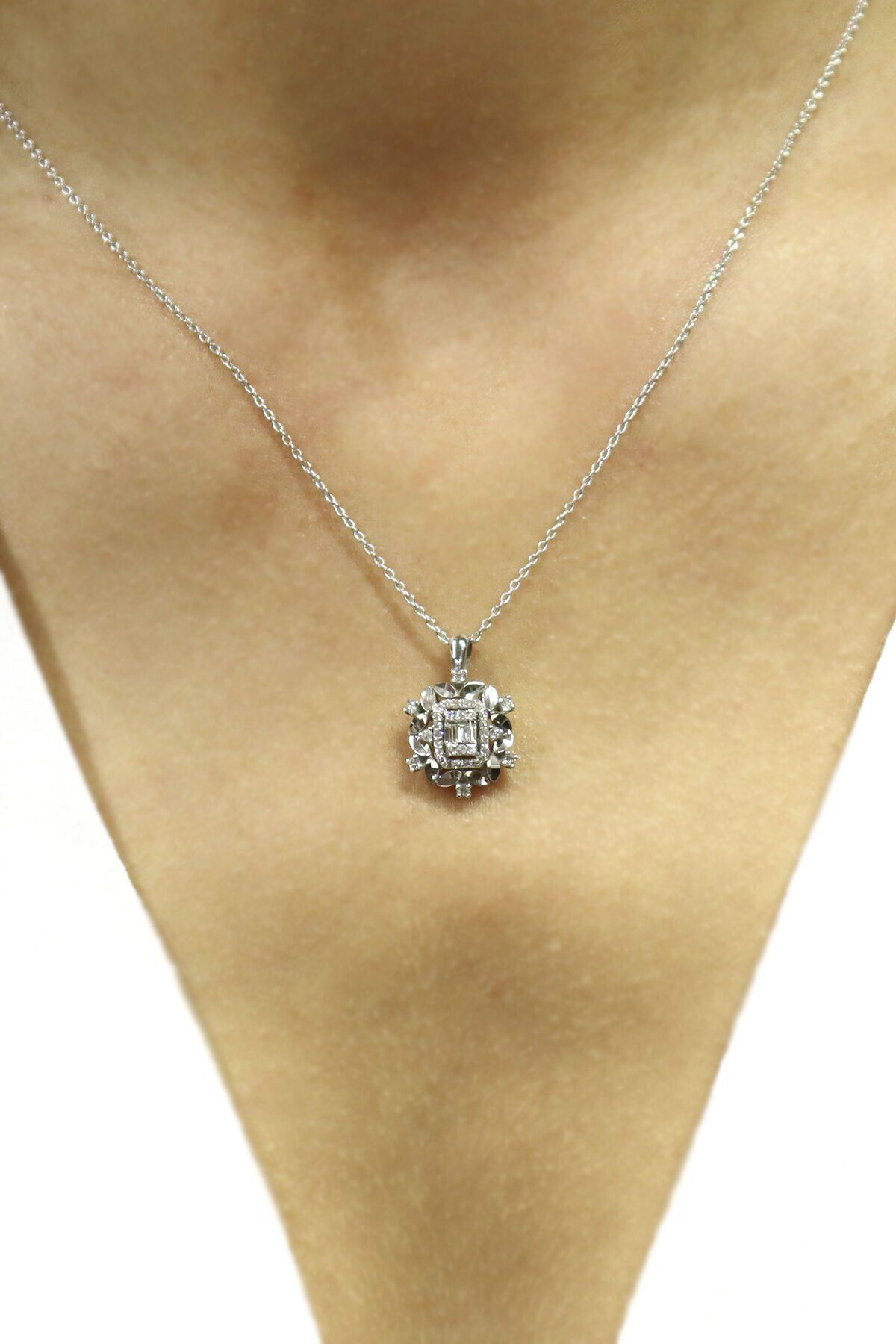 0.30 ct Kalemli Baget Pırlanta Kolye