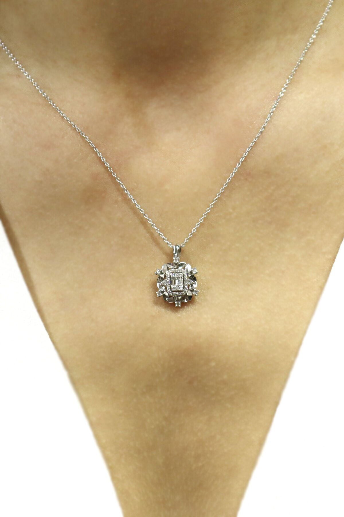 0.30 ct Kalemli Baget Pırlanta Kolye