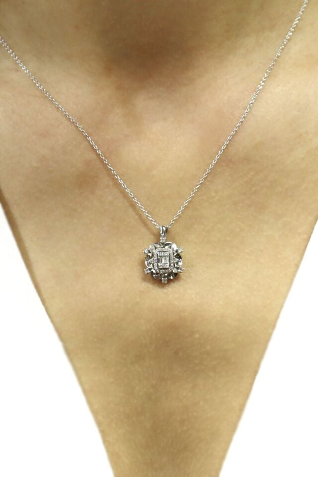 0.30 ct Kalemli Baget Pırlanta Kolye