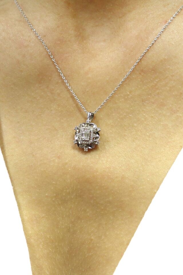 0.30 ct Kalemli Baget Pırlanta Kolye