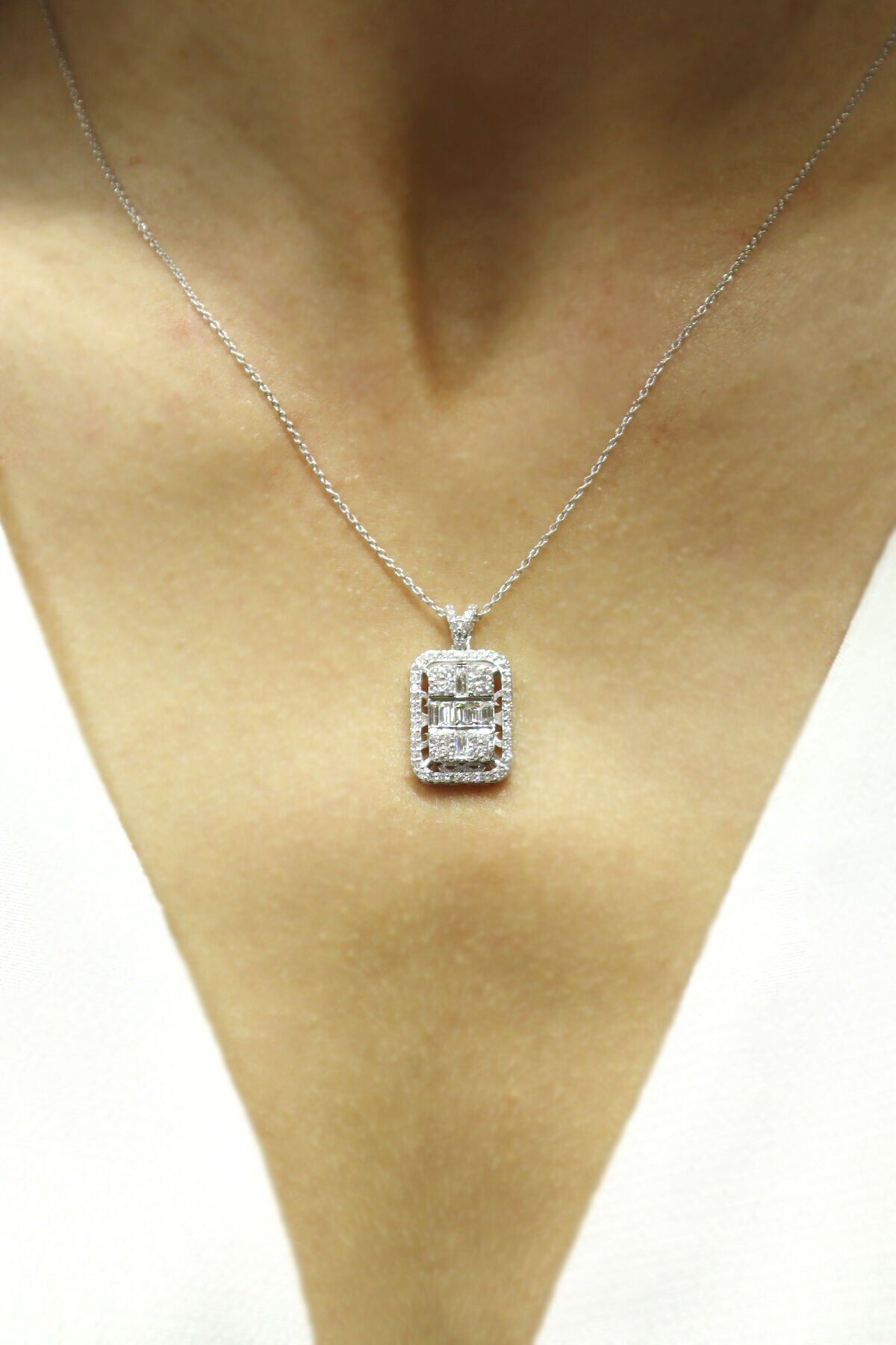 0.65 ct Baget Pırlanta Kolye