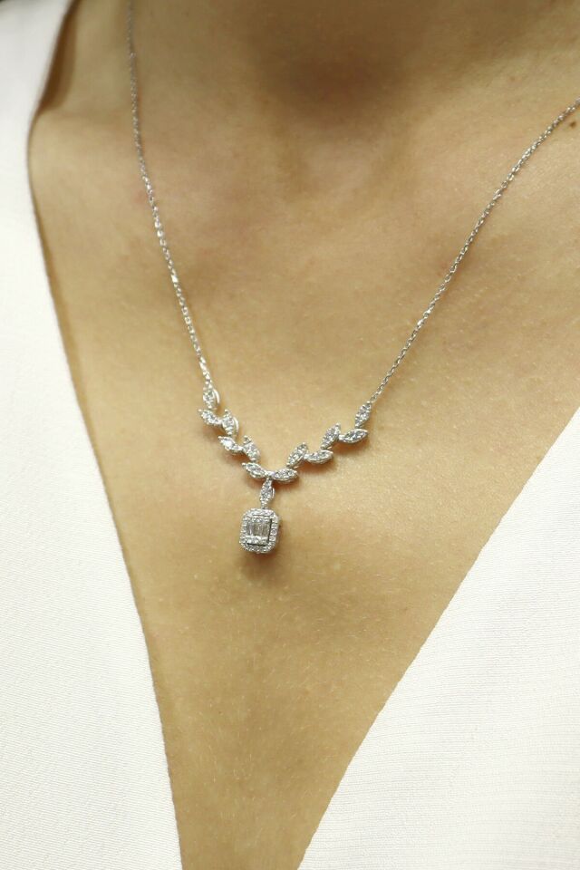 0.65 ct Baget Pırlanta Kolye