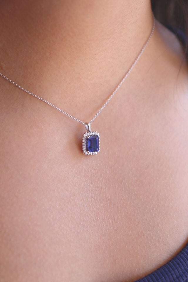 Safir Tek Sıra Emerald Pırlanta Kolye
