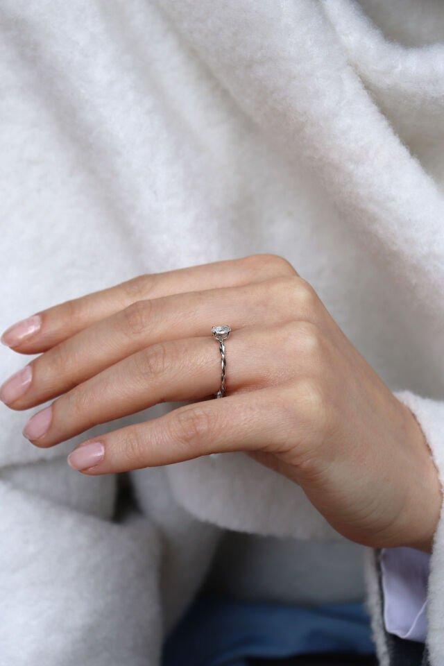 0.30 Ct Oval Tektaş Pırlanta Yüzük