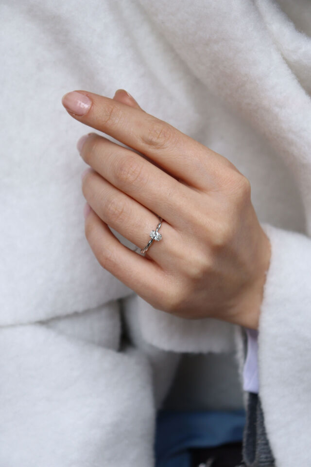 0.30 Ct Oval Tektaş Pırlanta Yüzük