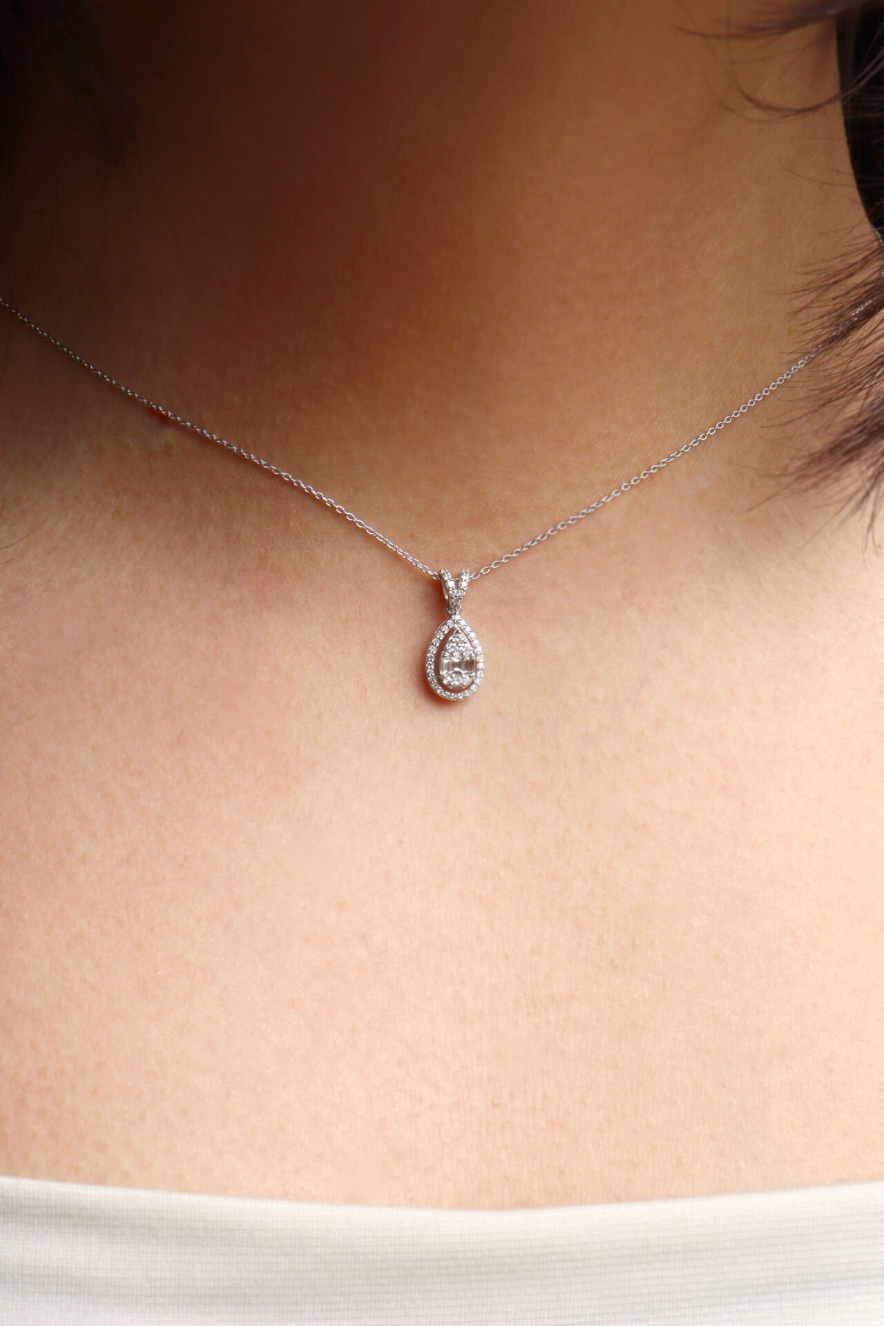 0.30 Ct Damla Baget Pırlanta Kolye