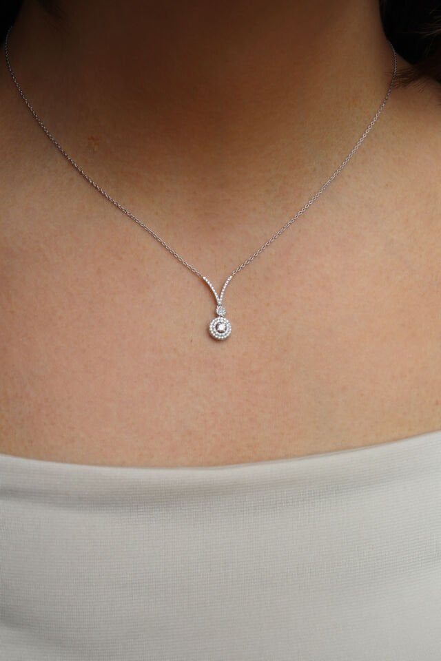 0.30 Ct Minimal V Kolye Yuvarlak Sallantılı