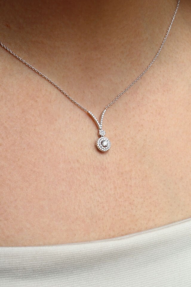0.30 Ct Minimal V Kolye Yuvarlak Sallantılı