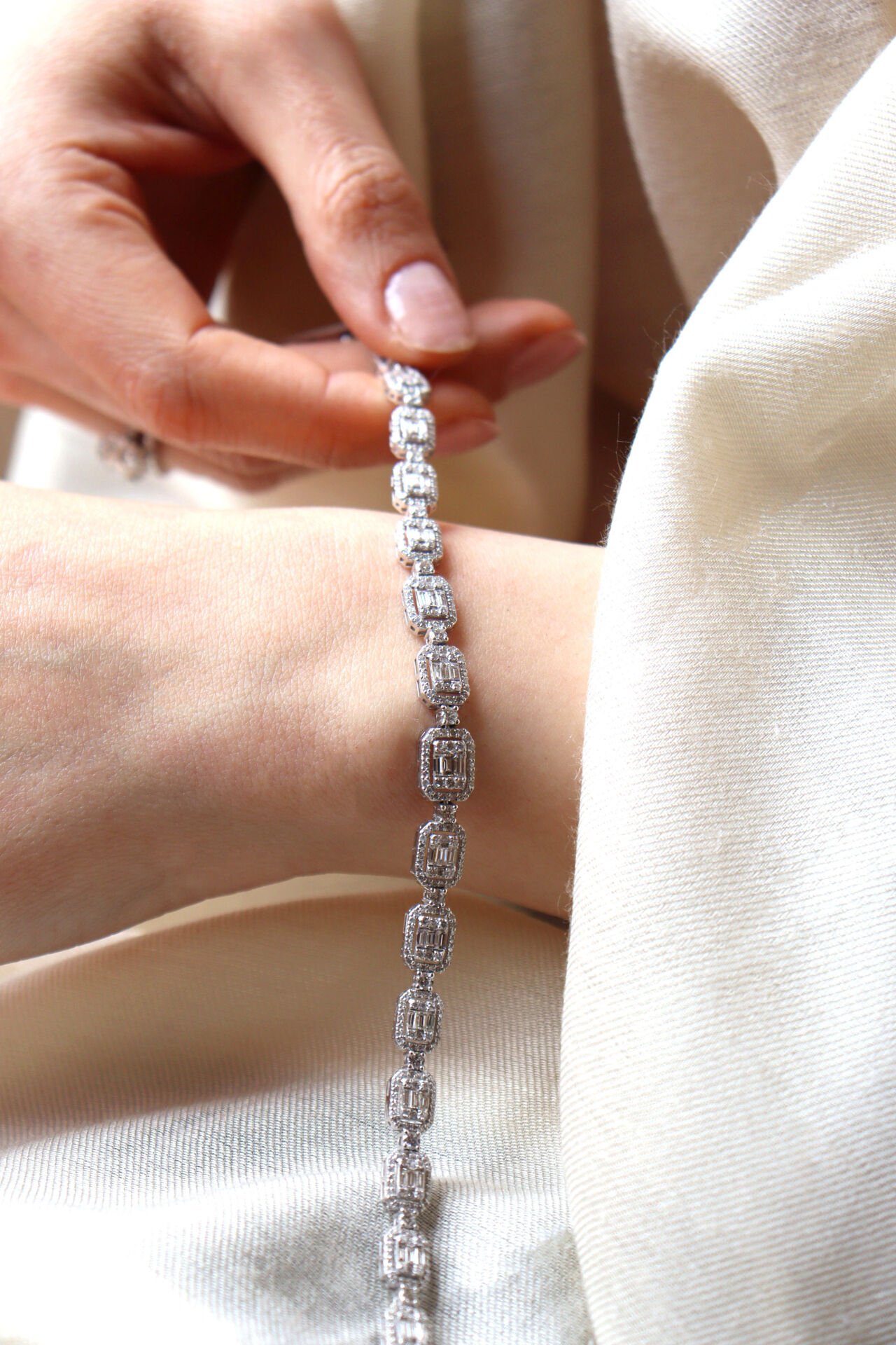 4.45 Ct Suyolu Baget Pırlanta Bileklik