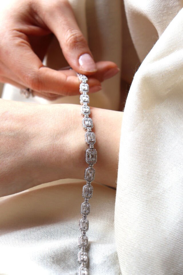 4.45 Ct Suyolu Baget Pırlanta Bileklik