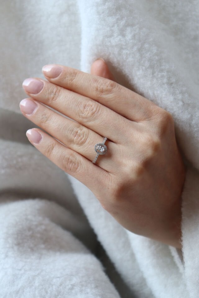 0.45 Ct Oval Kenar Taşlı Tektaş Pırlanta Yüzük