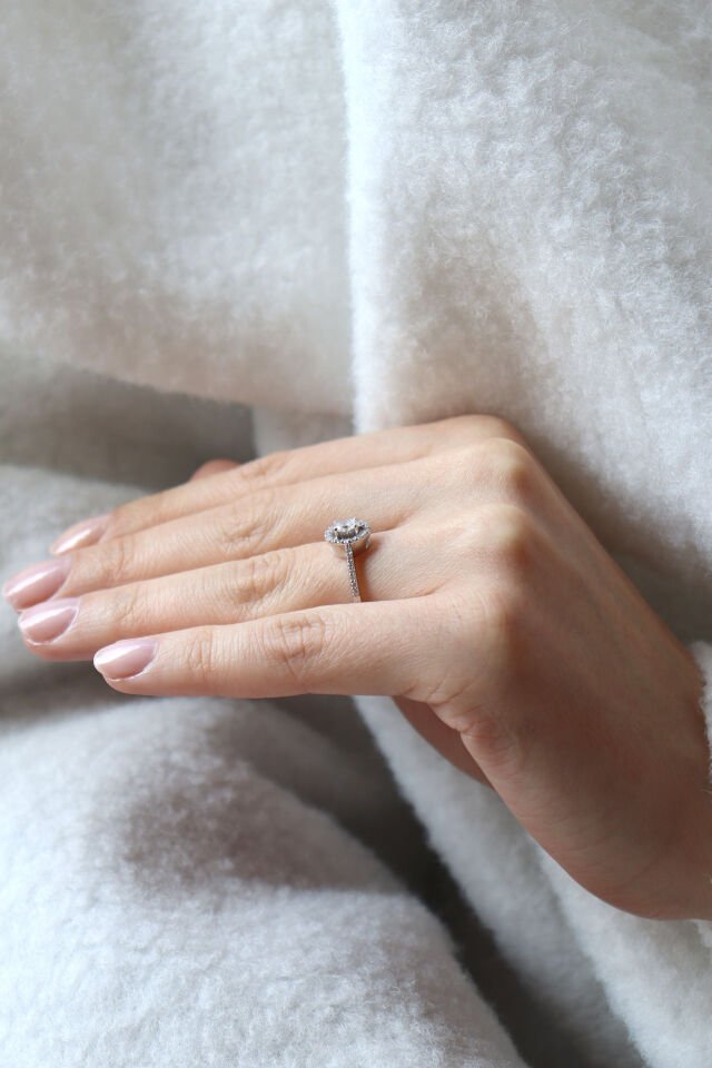0.45 Ct Oval Kenar Taşlı Tektaş Pırlanta Yüzük