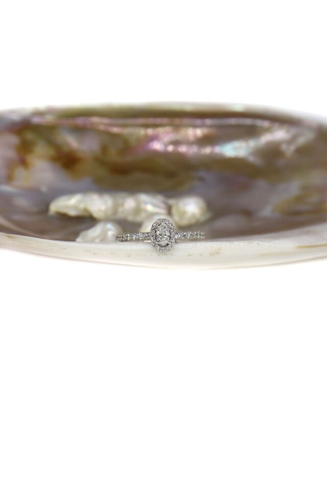 0.35 Ct Oval Kenar Taşlı Pırlanta Yüzük