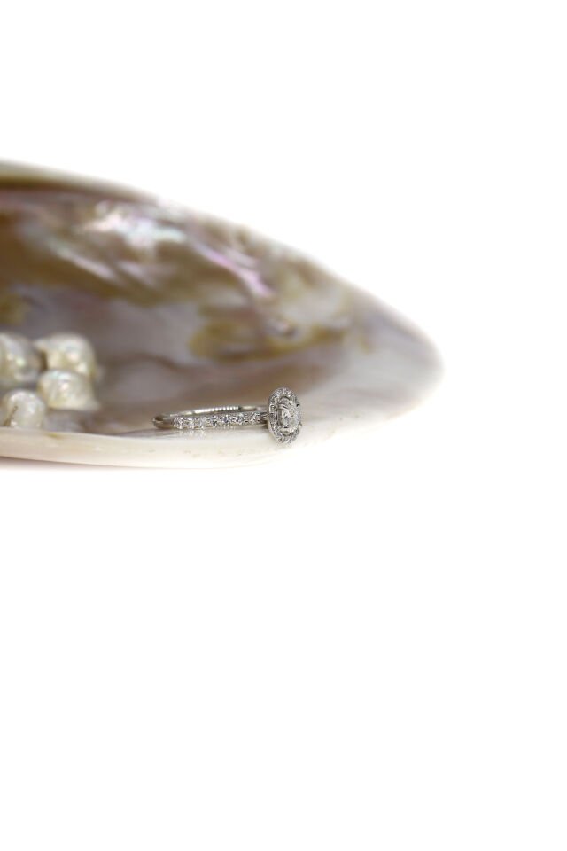 0.35 Ct Oval Kenar Taşlı Pırlanta Yüzük