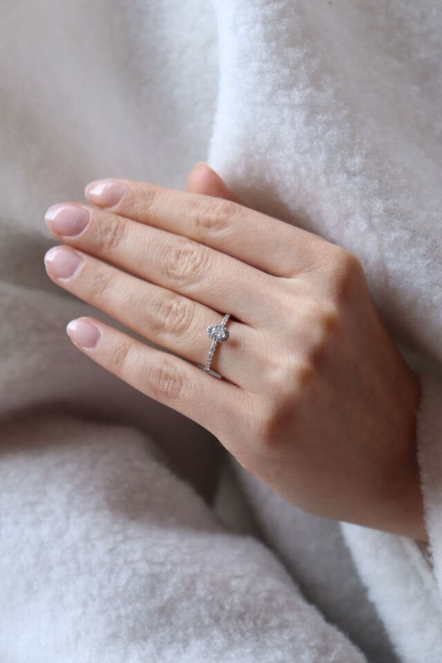 0.35 Ct Oval Kenar Taşlı Pırlanta Yüzük