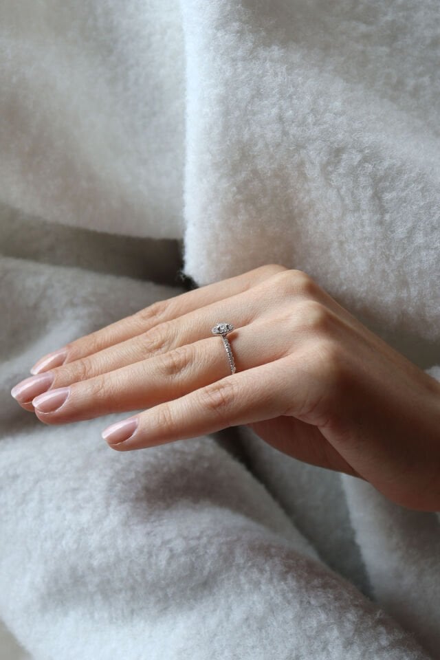 0.35 Ct Oval Kenar Taşlı Pırlanta Yüzük