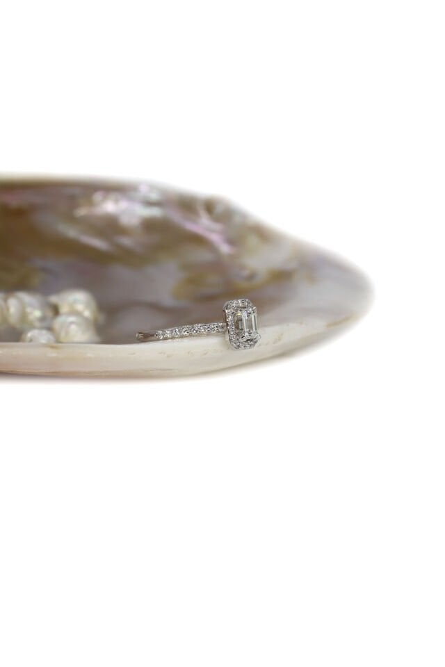 0.60 Ct Emerald Kenar Taşlı Pırlanta Yüzük