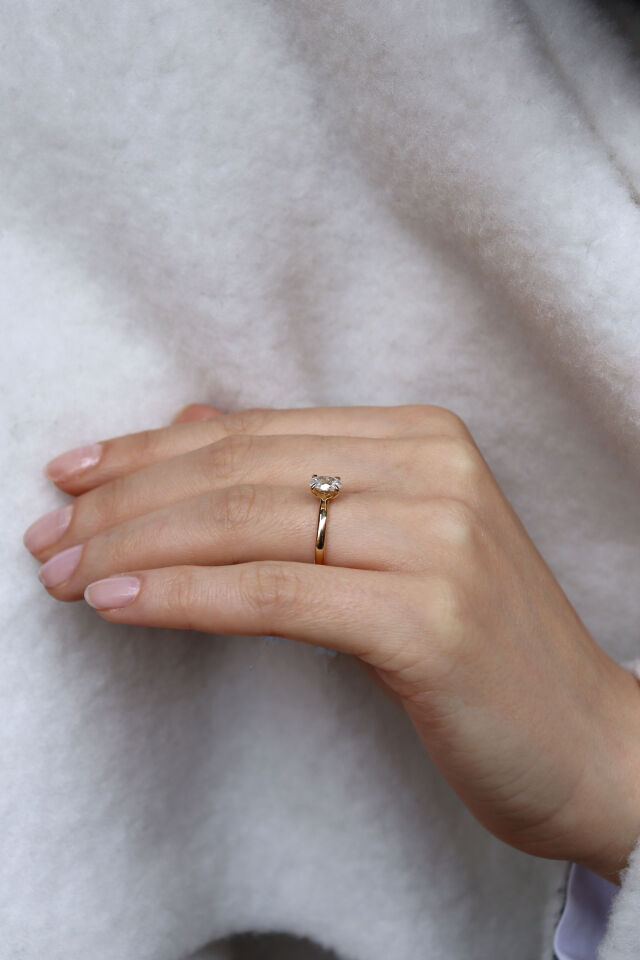 0.55 Ct Oval Tektaş Pırlanta Yüzük