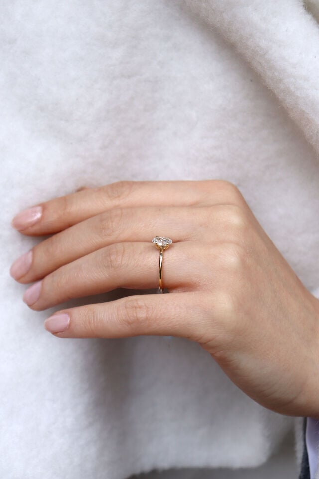 0.46 Ct Oval Kenar Taşlı Tektaş Pırlanta Yüzük