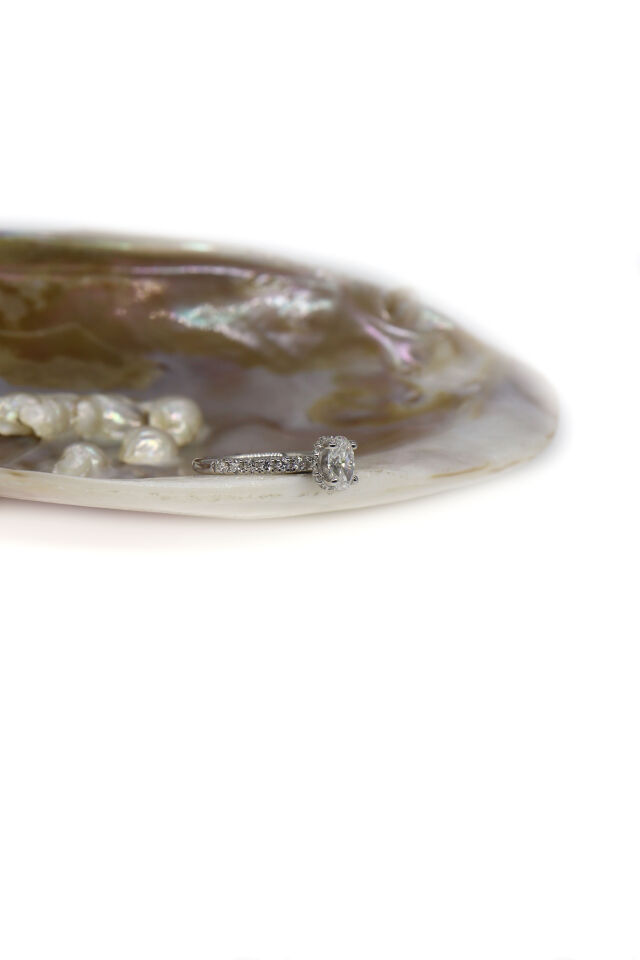 1.20 Ct Oval Kenar Taşlı Tektaş Pırlanta Yüzük