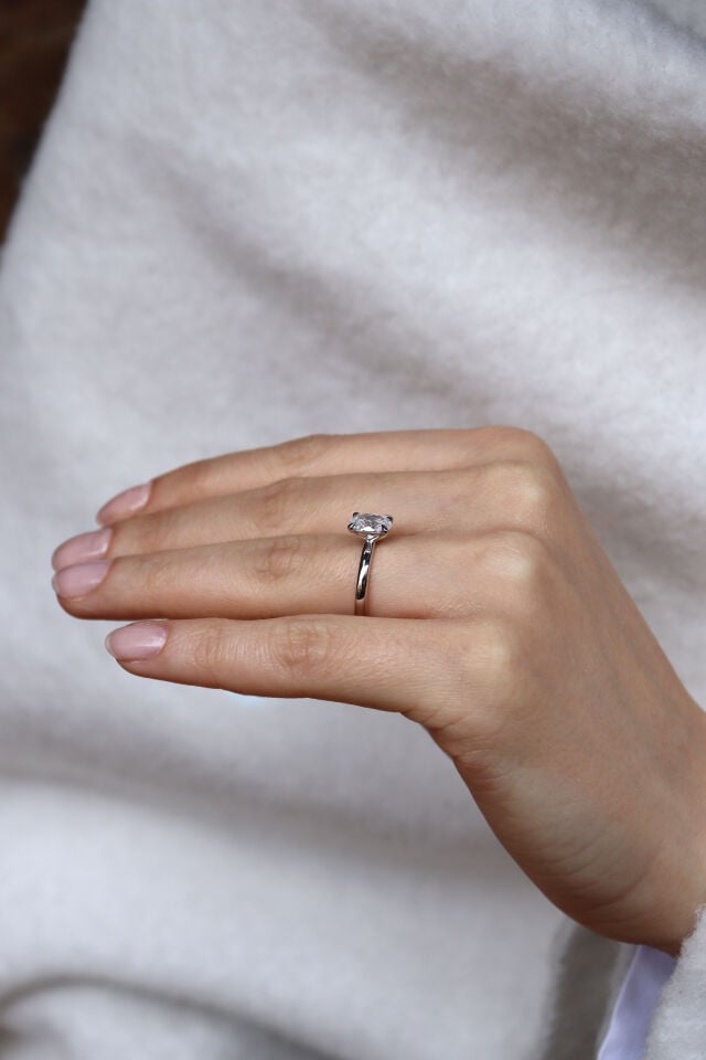 1.20 Ct Oval Kenar Taşlı Tektaş Pırlanta Yüzük
