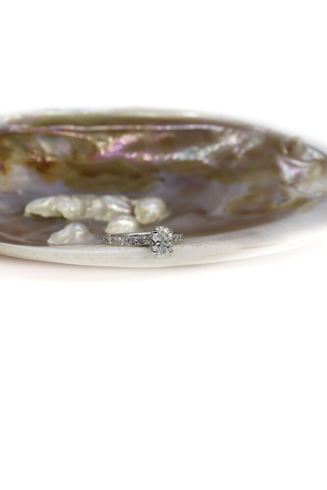 1.30 Ct Oval Kenar Taşlı Tektaş Pırlanta Yüzük