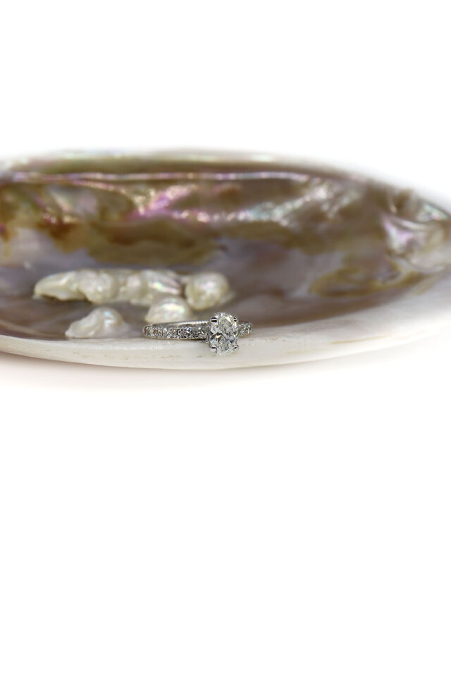 1.30 Ct Oval Kenar Taşlı Tektaş Pırlanta Yüzük