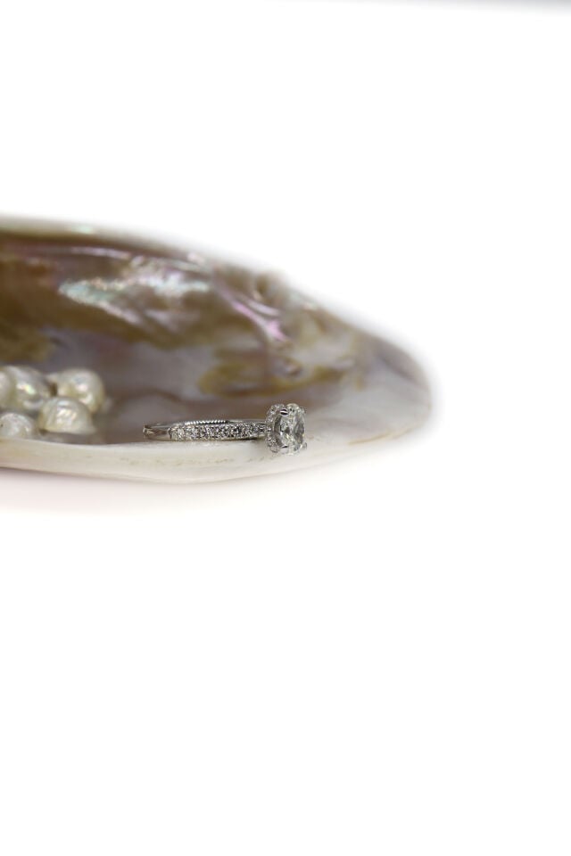 1.30 Ct Oval Kenar Taşlı Tektaş Pırlanta Yüzük