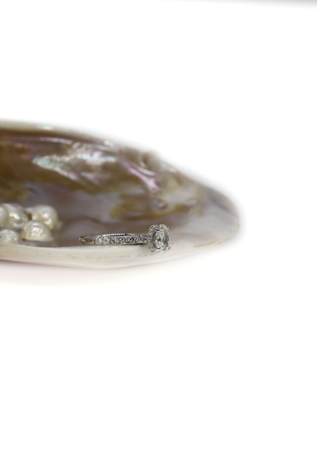 1.30 Ct Oval Kenar Taşlı Tektaş Pırlanta Yüzük