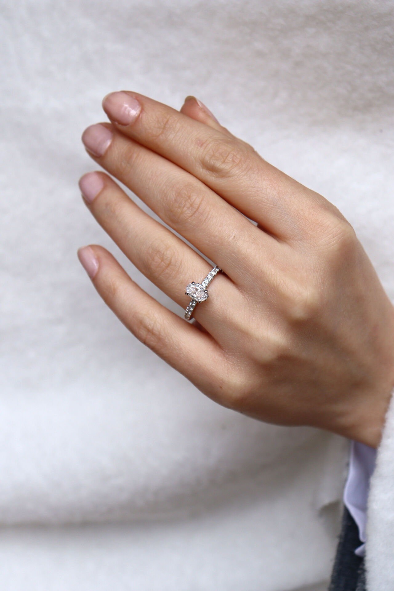 1.30 Ct Oval Kenar Taşlı Tektaş Pırlanta Yüzük