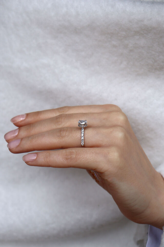 1.30 Ct Oval Kenar Taşlı Tektaş Pırlanta Yüzük