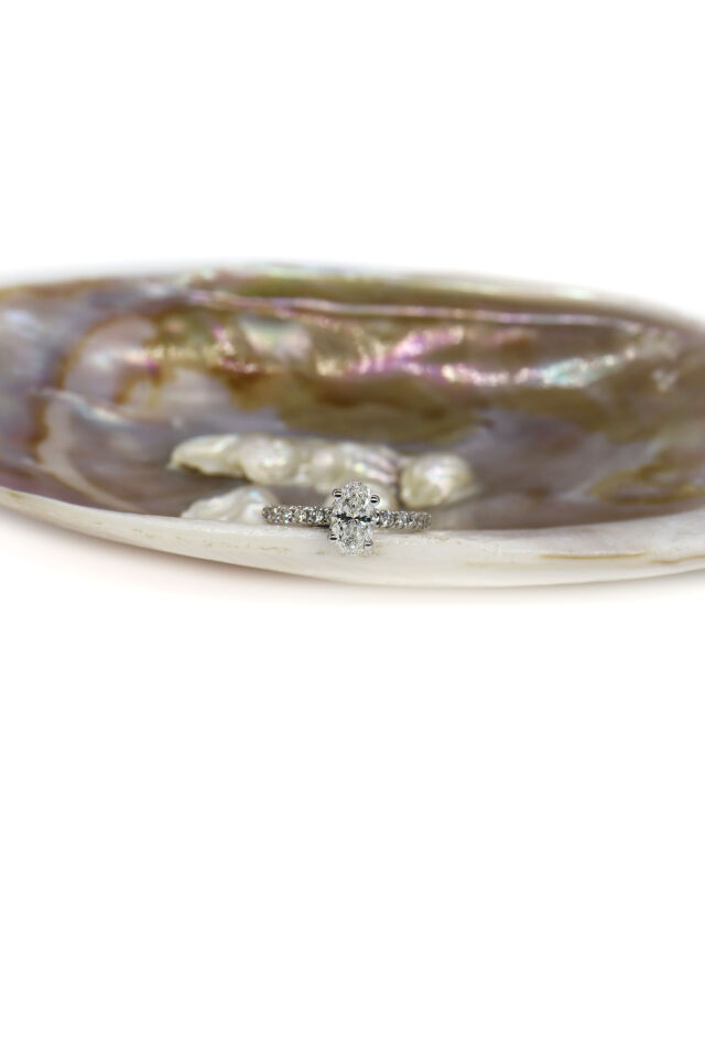 1.50 Ct Oval Kenar Taşlı Tektaş Pırlanta Yüzük