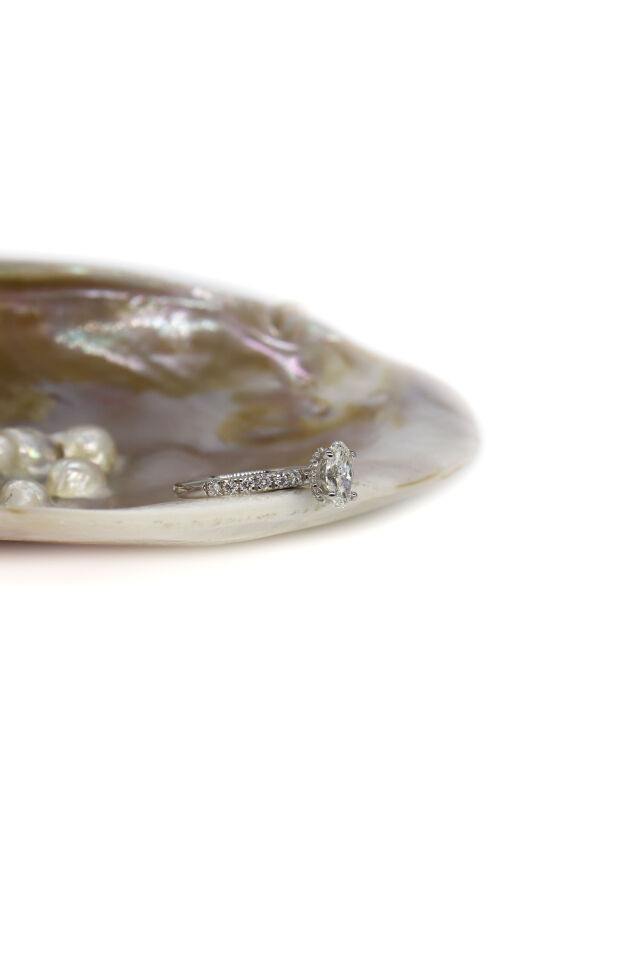 1.50 Ct Oval Kenar Taşlı Tektaş Pırlanta Yüzük