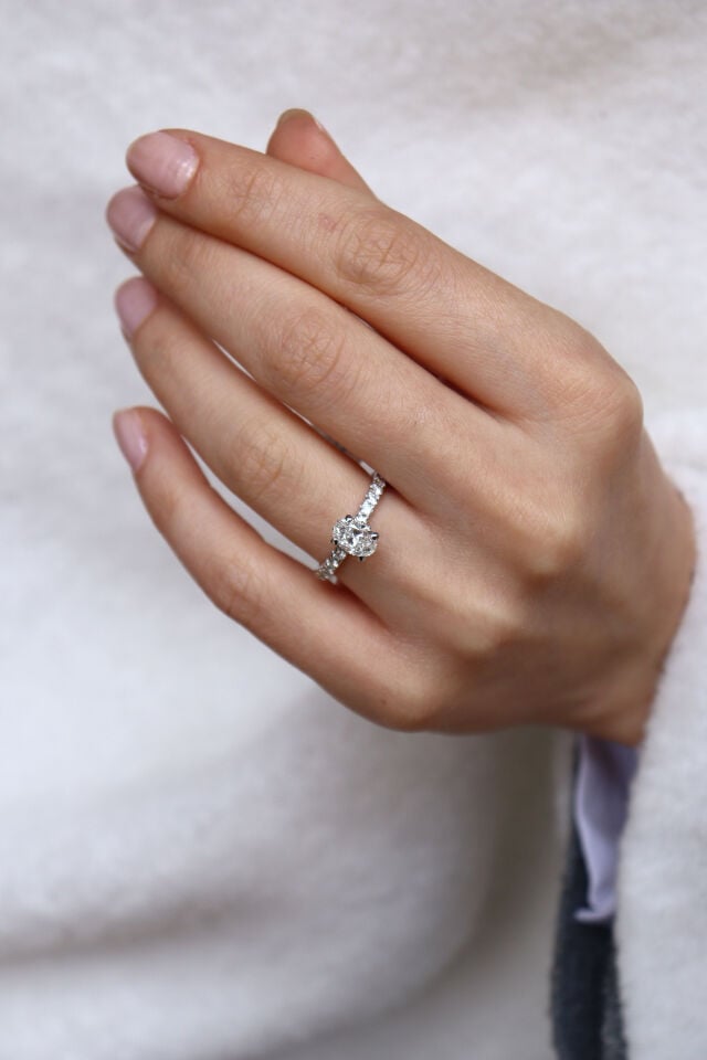 1.50 Ct Oval Kenar Taşlı Tektaş Pırlanta Yüzük