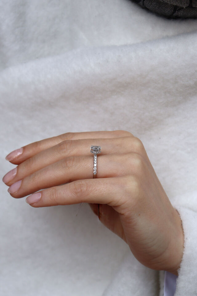 1.50 Ct Oval Kenar Taşlı Tektaş Pırlanta Yüzük