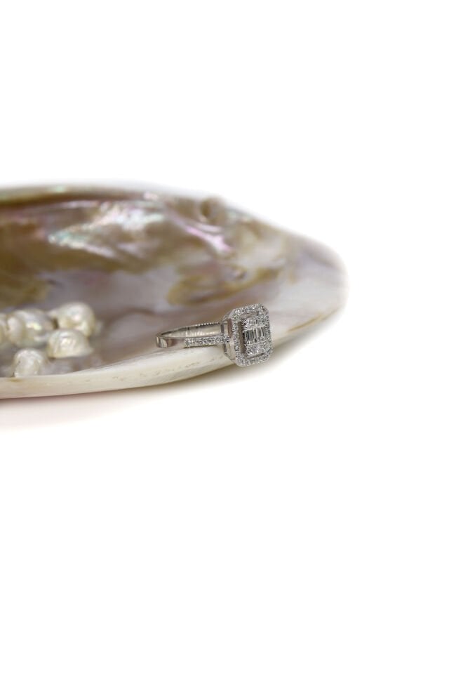 0.30 Ct Oval Tektaş Pırlanta Yüzük