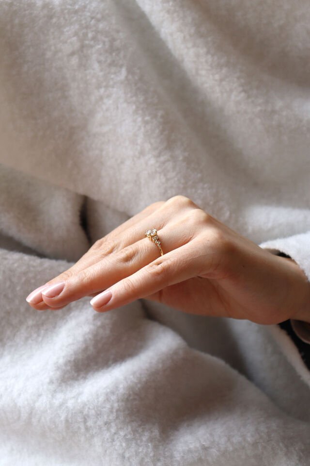 0.55 Ct Asimetri Oval Pırlanta Yüzük