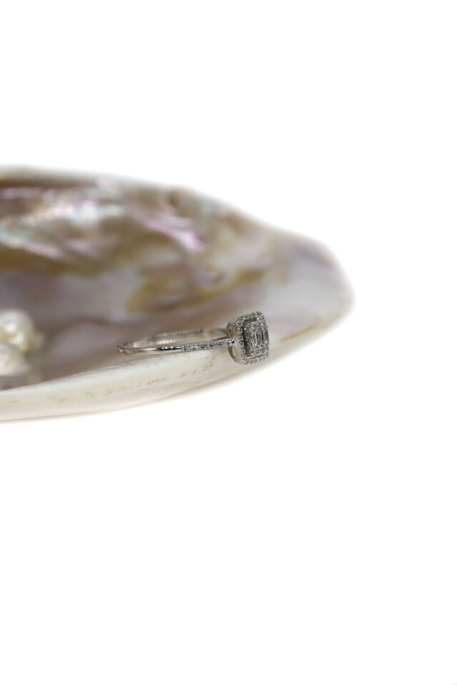 0.22 Ct Baget Pırlanta Yüzük